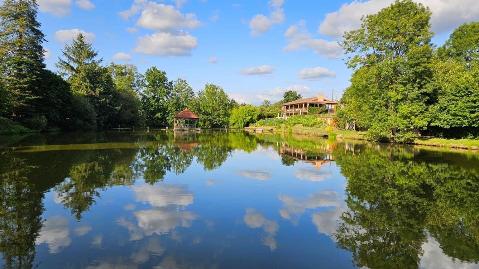 Lake Noble Saint-Germain-l'Aiguiller Экстерьер фото